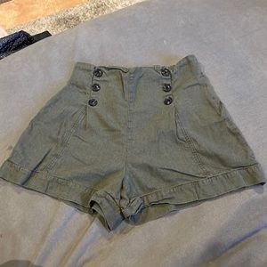 High waisted olive green baggy shorts